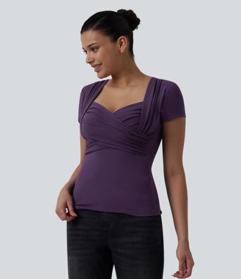 Top casual con escote corazón, mangas cortas, cruce delantero y fruncido