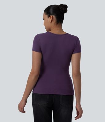 Top casual con escote corazón, mangas cortas, cruce delantero y fruncido