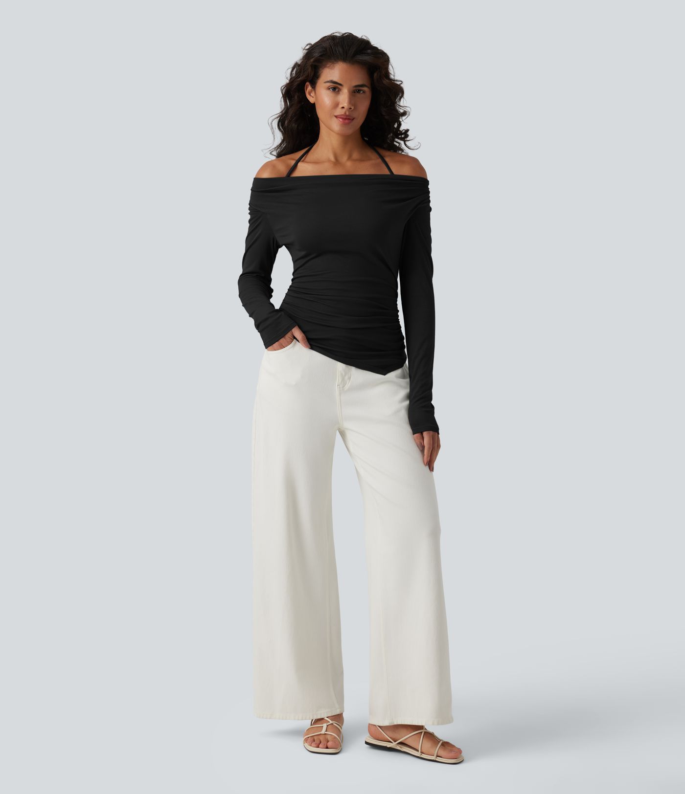 Ребрист ежедневен топ с халтер, открити рамене и дълги ръкави, с подробно описание на асиметрията на местоположението