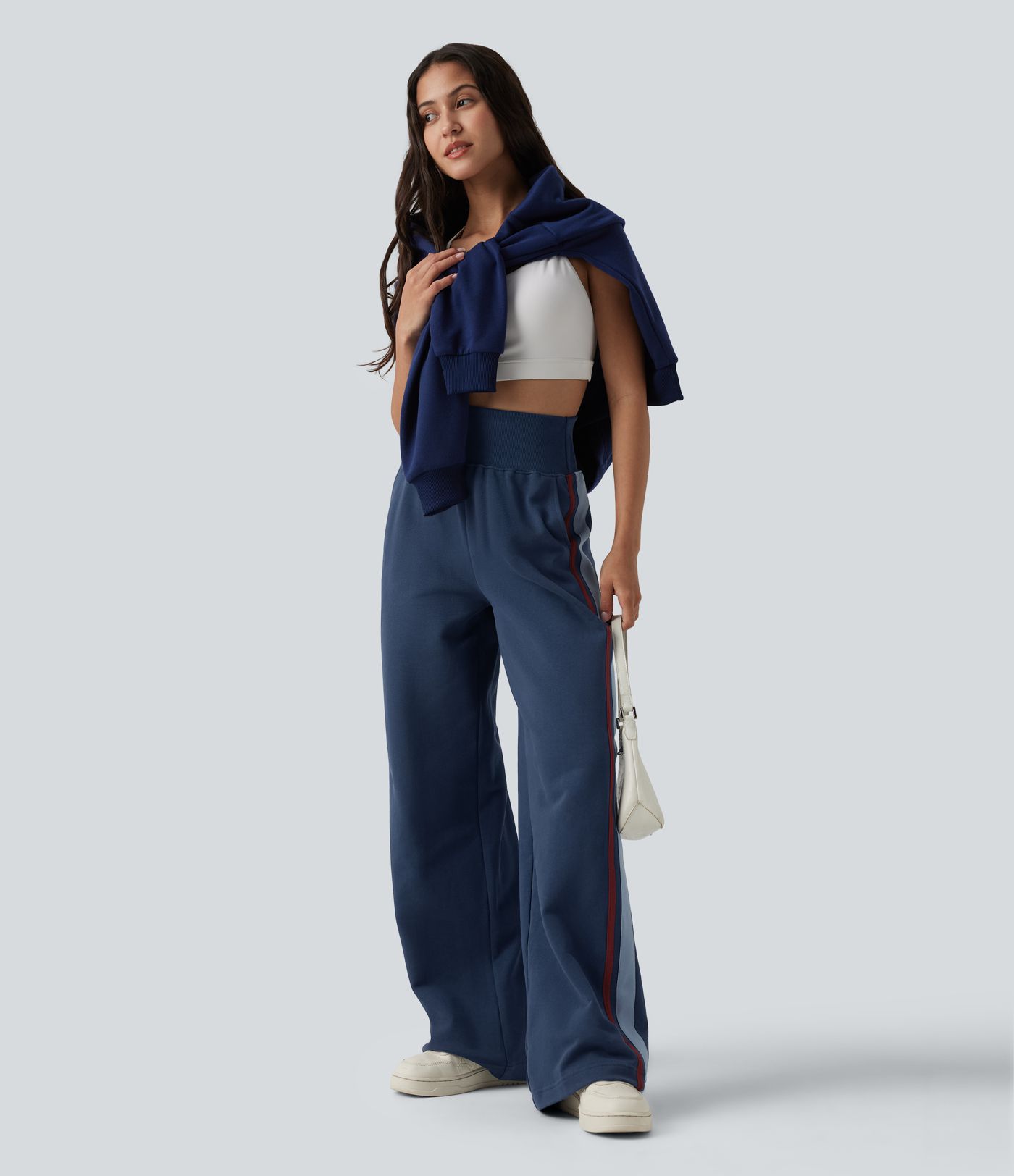 Baumwoll-Jogginghose mit hohem Bund, bauchgeformt, weitem Bein, gestreift und mit Taschen