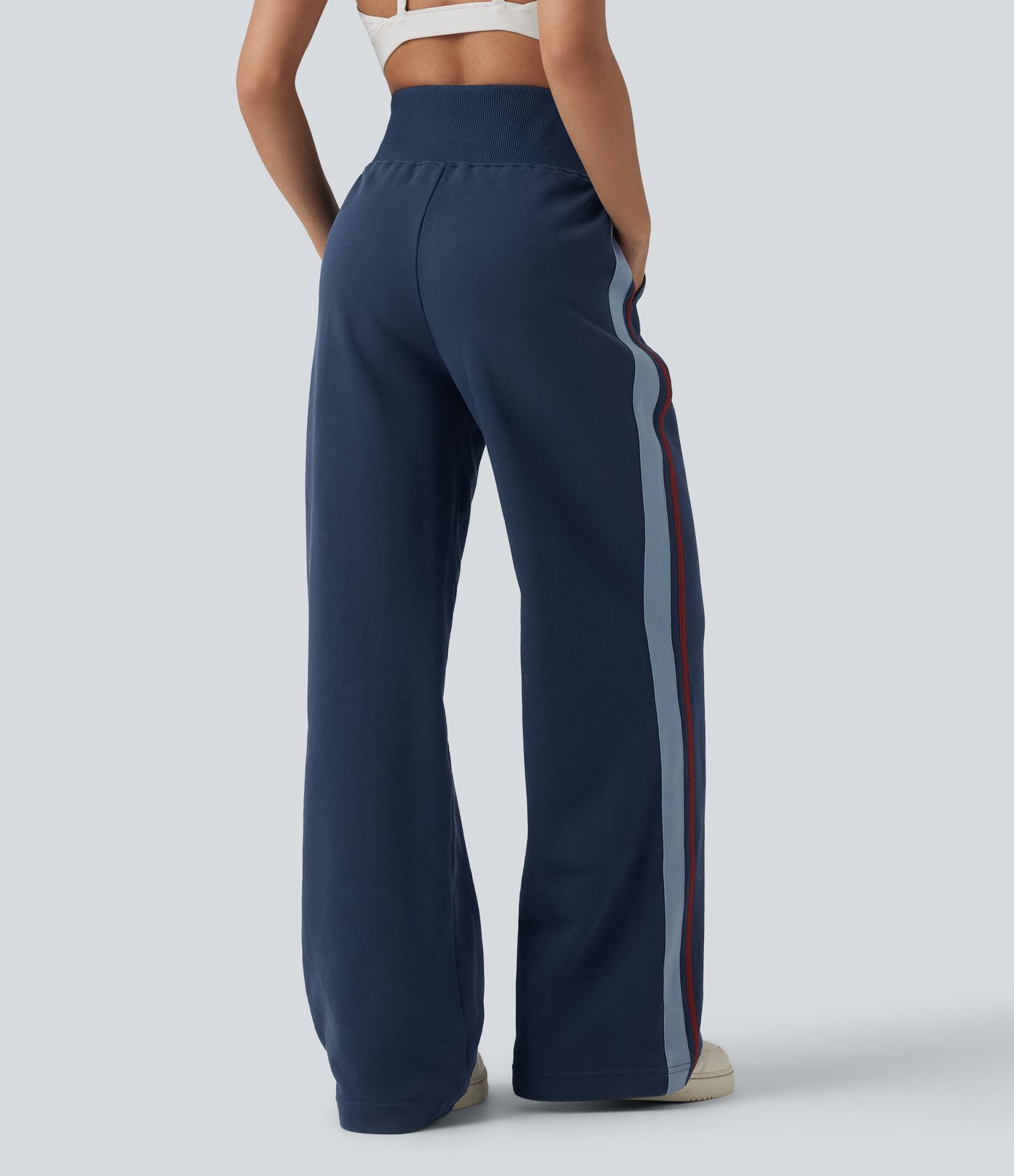 Baumwoll-Jogginghose mit hohem Bund, bauchgeformt, weitem Bein, gestreift und mit Taschen