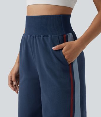 Baumwoll-Jogginghose mit hohem Bund, bauchgeformt, weitem Bein, gestreift und mit Taschen