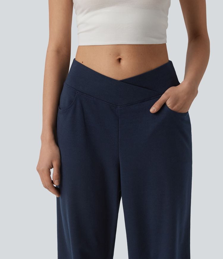 Lässige Capri-Hose mit mittelhohem Crossover-Bund, Seitentaschen und weitem Bein