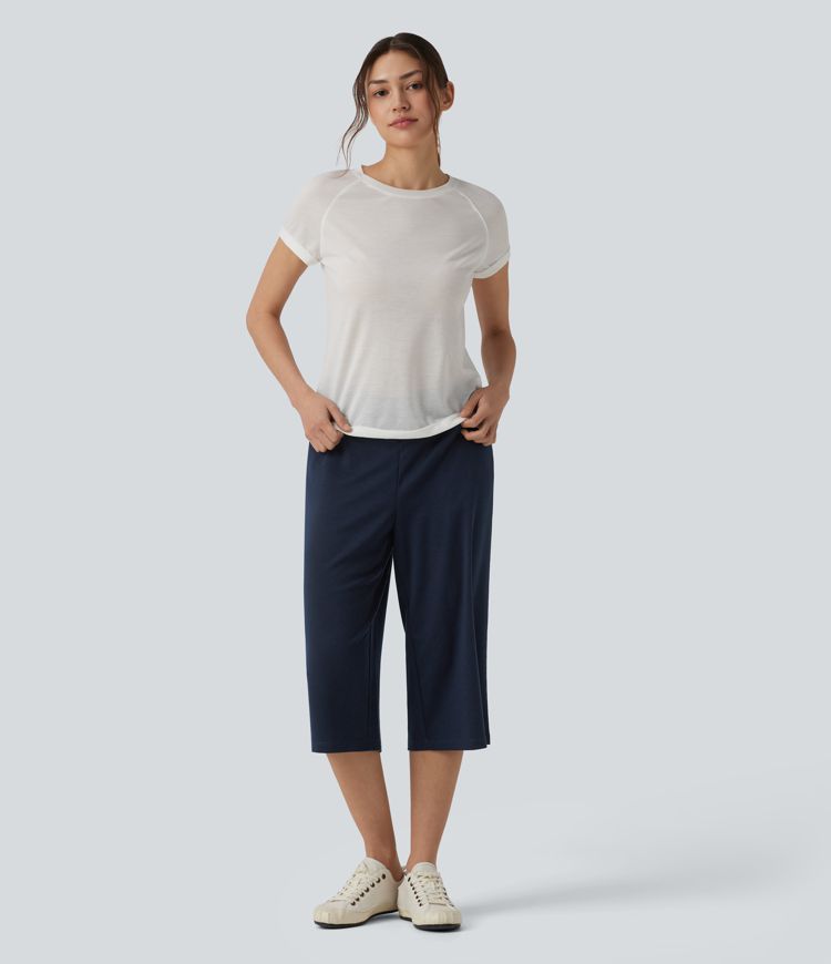 Lässige Capri-Hose mit mittelhohem Crossover-Bund, Seitentaschen und weitem Bein