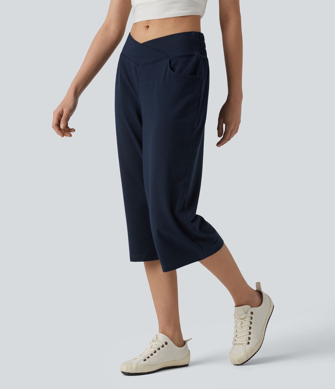 Lässige Capri-Hose mit mittelhohem Crossover-Bund, Seitentaschen und weitem Bein