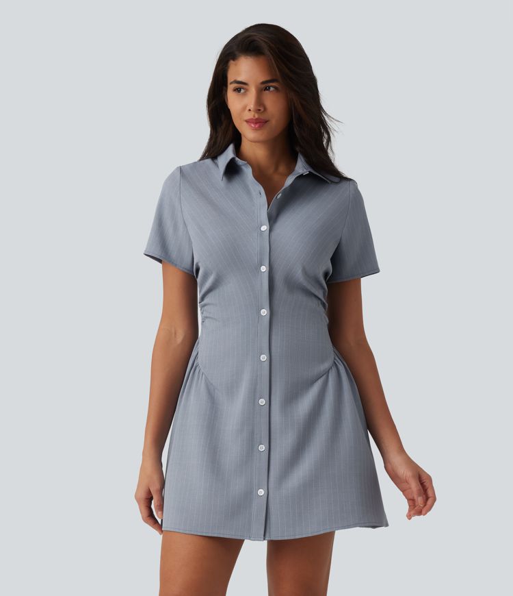 Lässiges, gerafftes Hemdkleid mit Kragen und kurzen Ärmeln, Streifen und tailliertem Schnitt