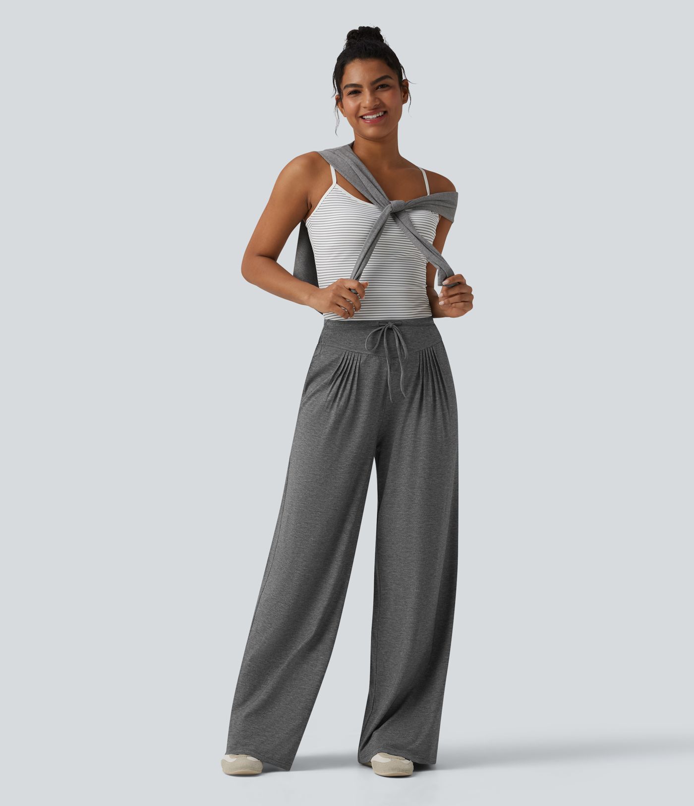 Pantalones casuales anchos de talle alto con cordón, plisados, de tejido jaspeado y con bolsillos.