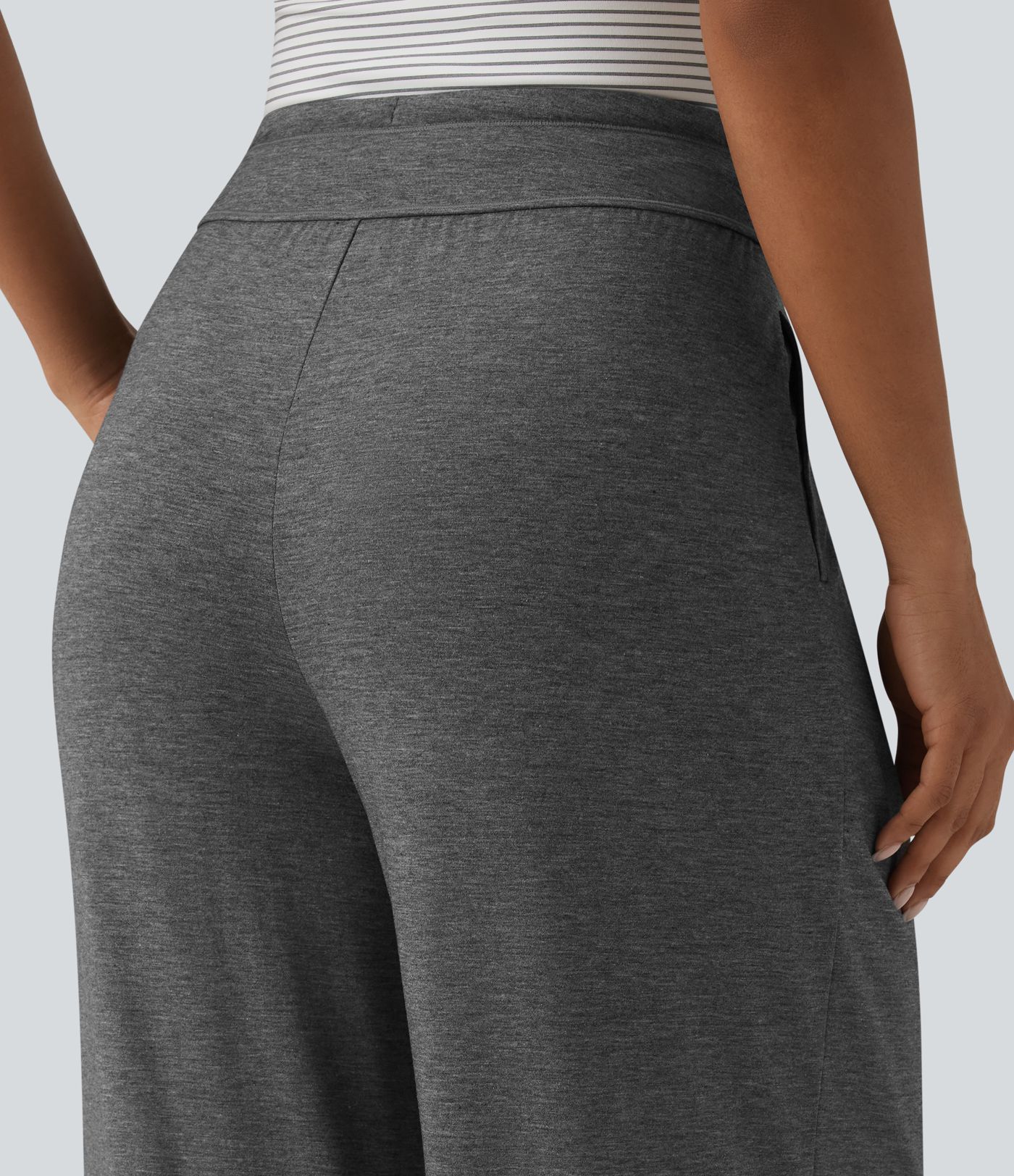 Pantalones casuales anchos de talle alto con cordón, plisados, de tejido jaspeado y con bolsillos.