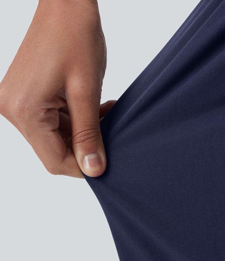 Lässige Hose aus elastischem Poplin mit mittelhohem Bund, mehreren Taschen, Kordelzug, geradem Bein und abgerundetem Saum