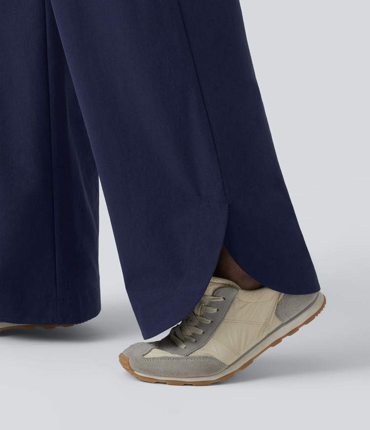 Lässige Hose aus elastischem Poplin mit mittelhohem Bund, mehreren Taschen, Kordelzug, geradem Bein und abgerundetem Saum