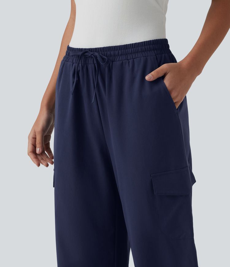 Lässige Hose aus elastischem Poplin mit mittelhohem Bund, mehreren Taschen, Kordelzug, geradem Bein und abgerundetem Saum