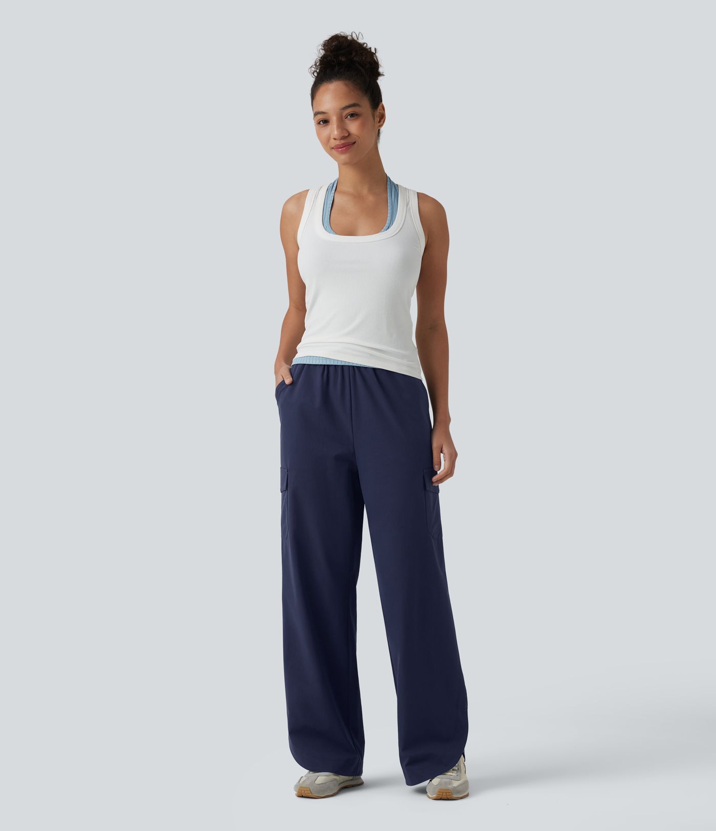 Lässige Hose aus elastischem Poplin mit mittelhohem Bund, mehreren Taschen, Kordelzug, geradem Bein und abgerundetem Saum