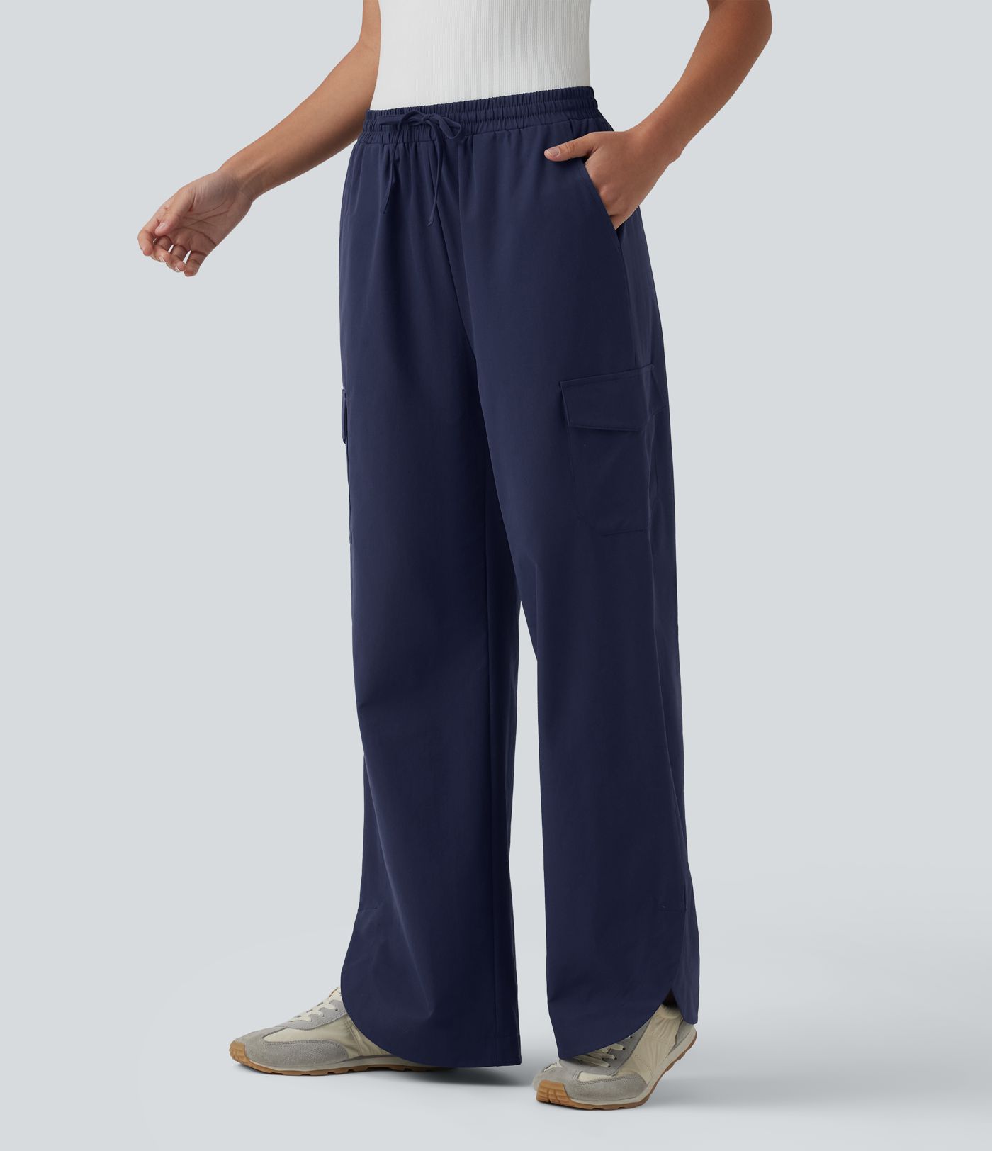 Lässige Hose aus elastischem Poplin mit mittelhohem Bund, mehreren Taschen, Kordelzug, geradem Bein und abgerundetem Saum