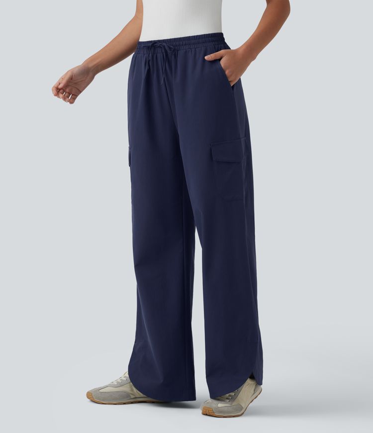 Lässige Hose aus elastischem Poplin mit mittelhohem Bund, mehreren Taschen, Kordelzug, geradem Bein und abgerundetem Saum