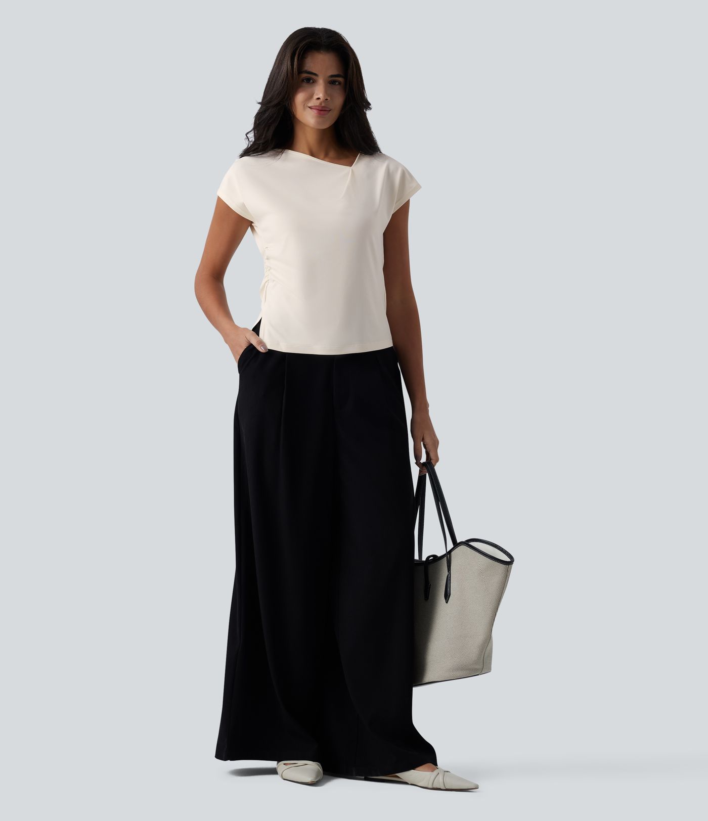 Geraffte Arbeits-Bluse mit Wasserfallausschnitt, kurzen Ärmeln und geschlitztem Saum