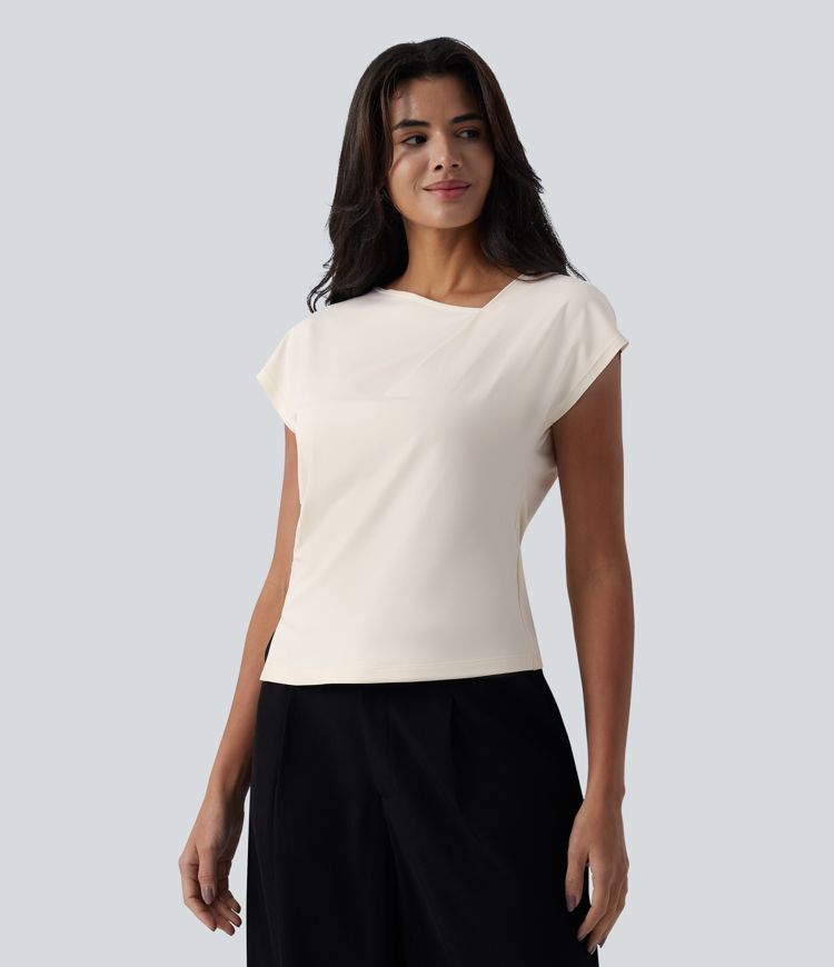 Geraffte Arbeits-Bluse mit Wasserfallausschnitt, kurzen Ärmeln und geschlitztem Saum