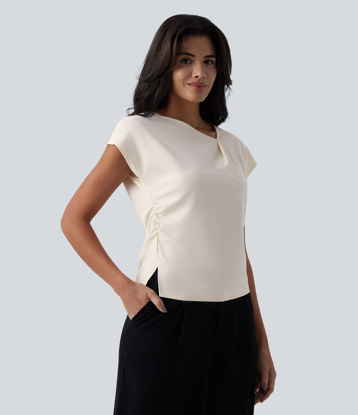 Geraffte Arbeits-Bluse mit Wasserfallausschnitt, kurzen Ärmeln und geschlitztem Saum