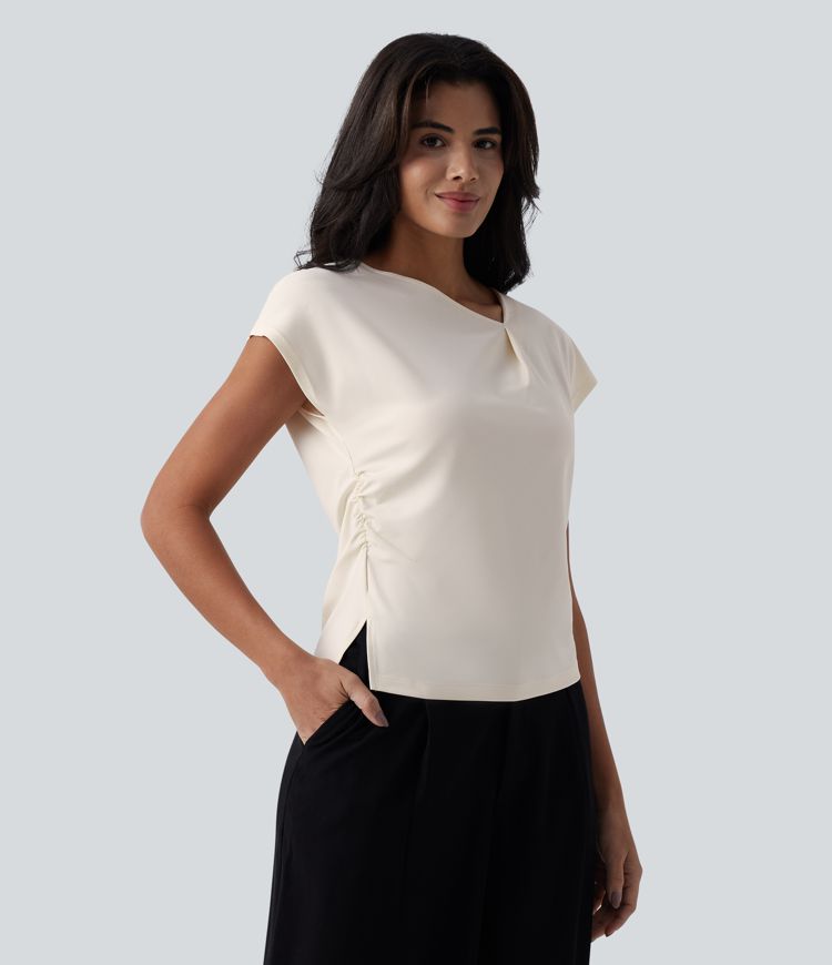 Geraffte Arbeits-Bluse mit Wasserfallausschnitt, kurzen Ärmeln und geschlitztem Saum