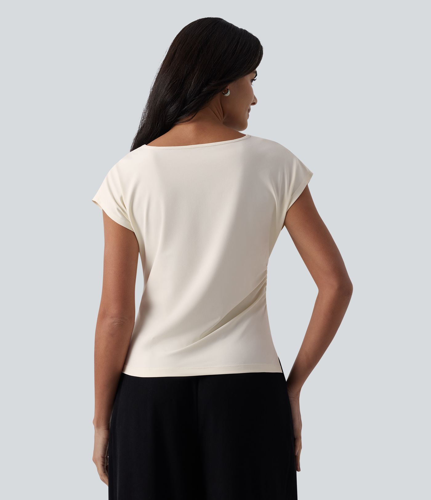 Geraffte Arbeits-Bluse mit Wasserfallausschnitt, kurzen Ärmeln und geschlitztem Saum