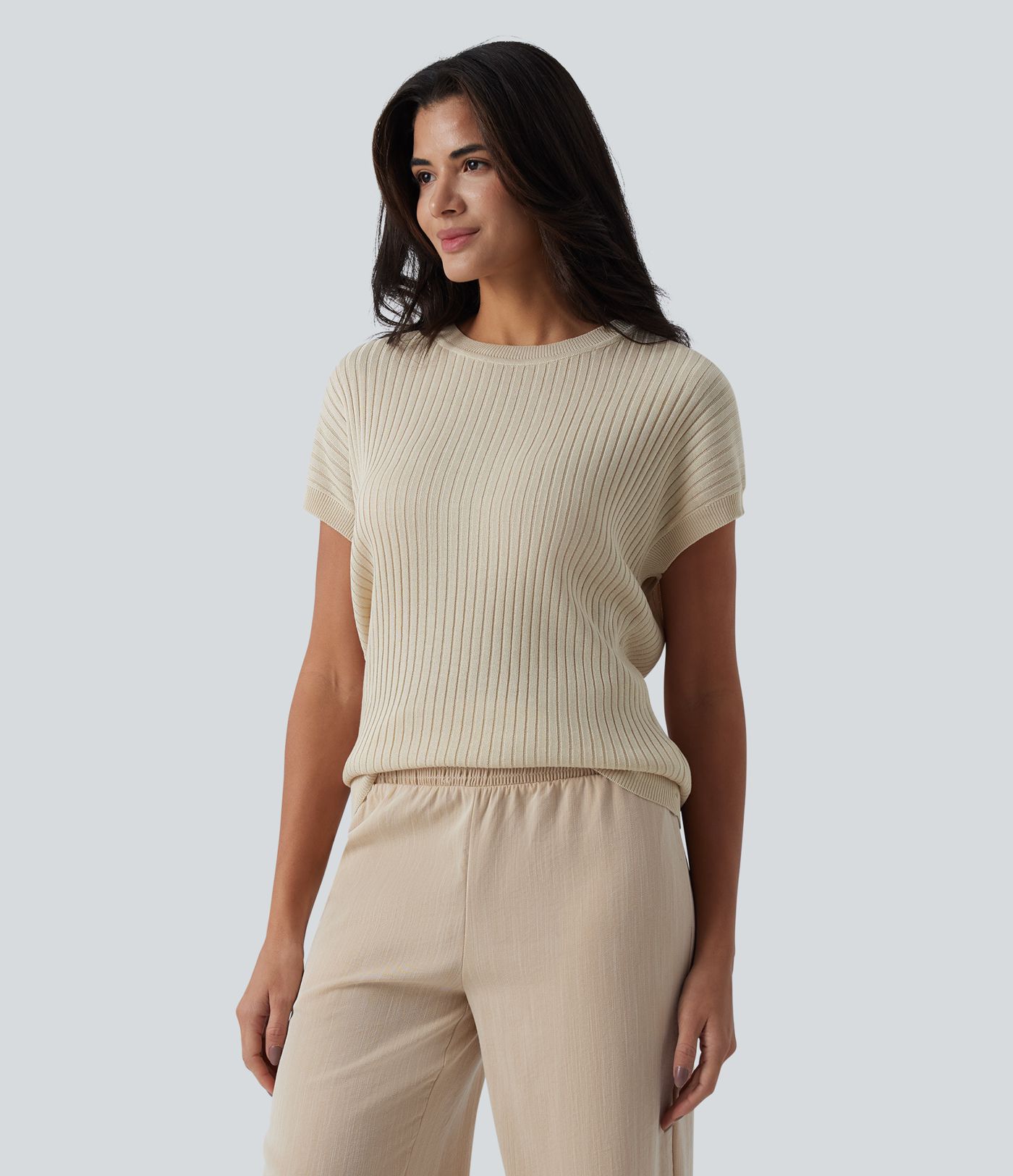 Ležérní svetr s kulatým výstřihem, netopýřími rukávy a překříženými, odhalenými zády