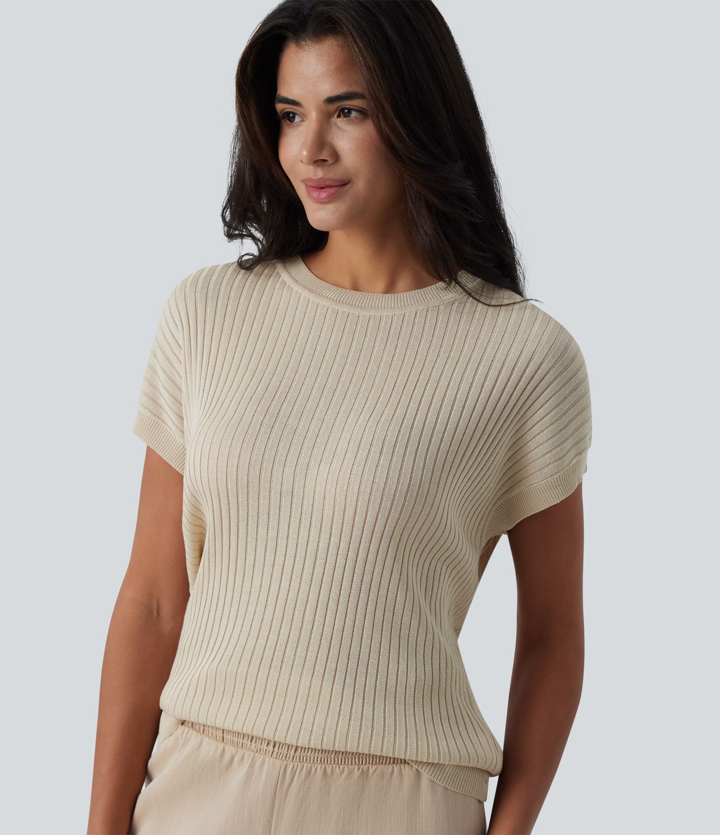 Ležérní svetr s kulatým výstřihem, netopýřími rukávy a překříženými, odhalenými zády