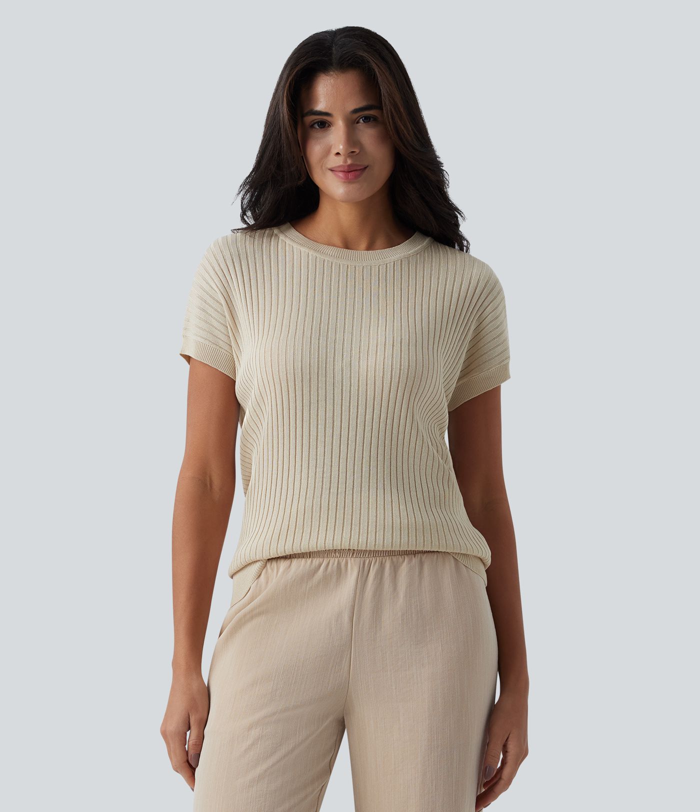 Ležérní svetr s kulatým výstřihem, netopýřími rukávy a překříženými, odhalenými zády