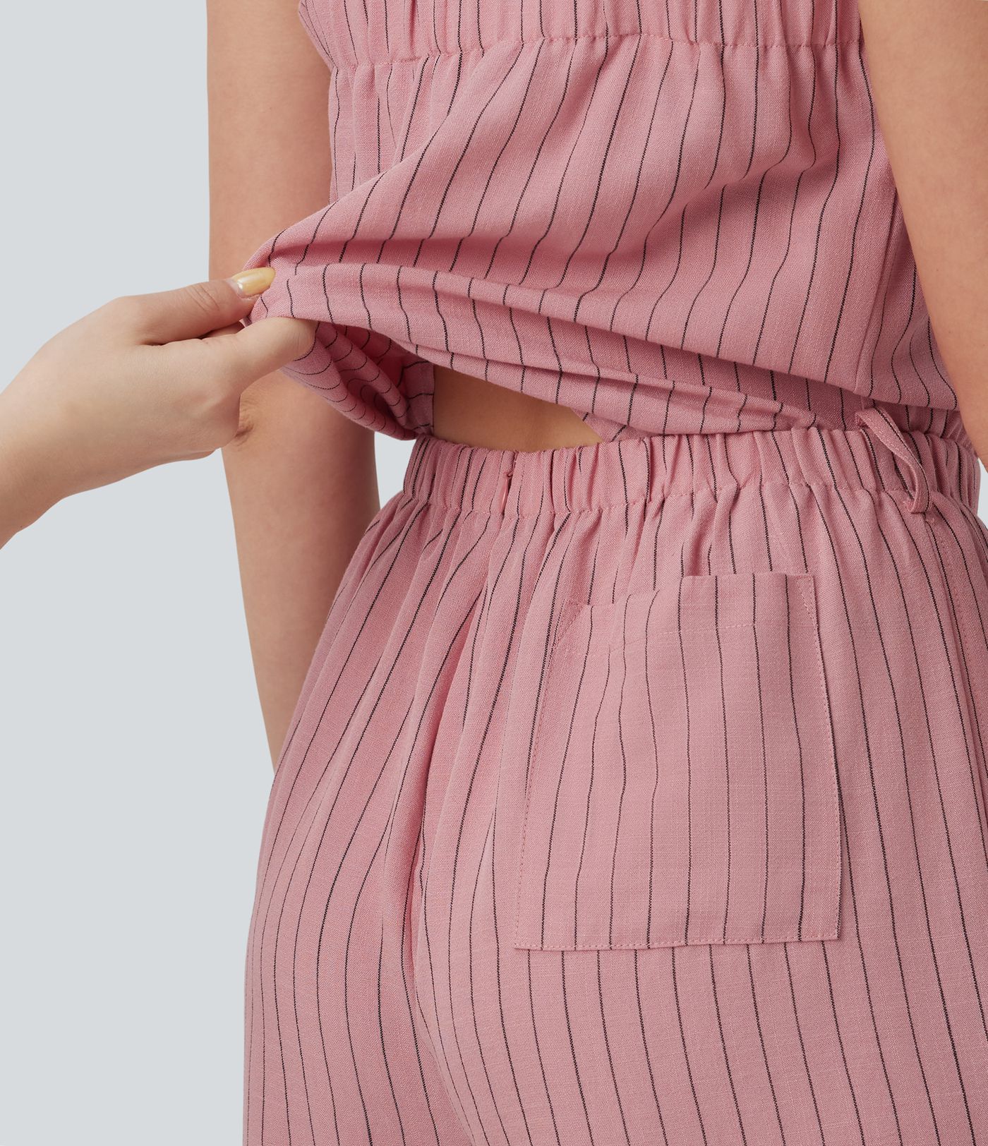 Ärmelloser Jumpsuit in Leinenoptik mit eckigem Ausschnitt, Seitentaschen, verstellbaren Trägern, Gürtel und Streifen - Easy Peezy