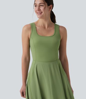 Breezeful™ - Rückenfreies 2-in-1 Midikleid mit eckigem Ausschnitt, Seitentaschen, integriertem BH und Crossover-Design - schnelltrocknend