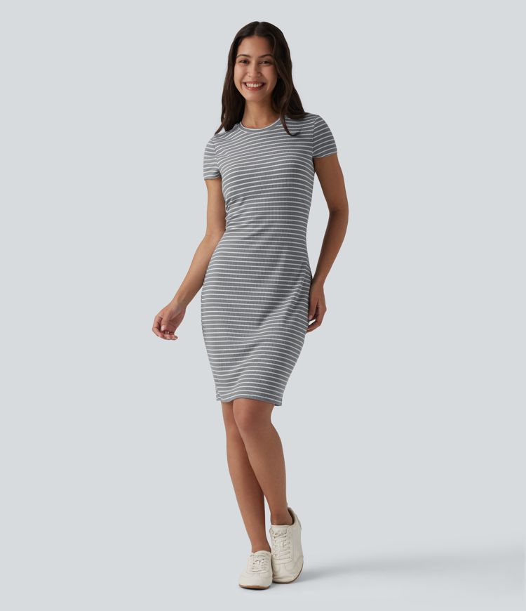 Figurbetontes, gestreiftes Minikleid mit Rundhalsausschnitt, kurzen Ärmeln und integriertem BH – lässig.