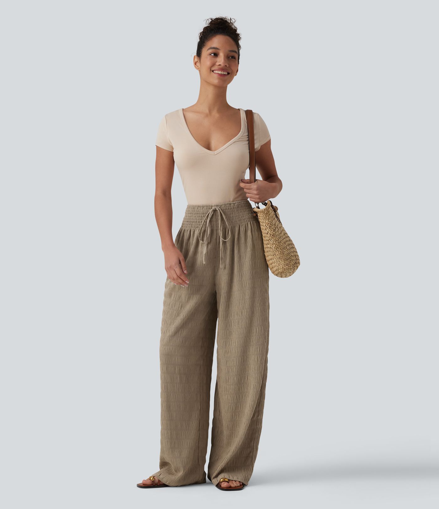 Wir sind verantwortlich für Resort-Hosen mit mittlerer Bundhöhe, strukturierter Oberfläche, Tunnelzug und Taschen