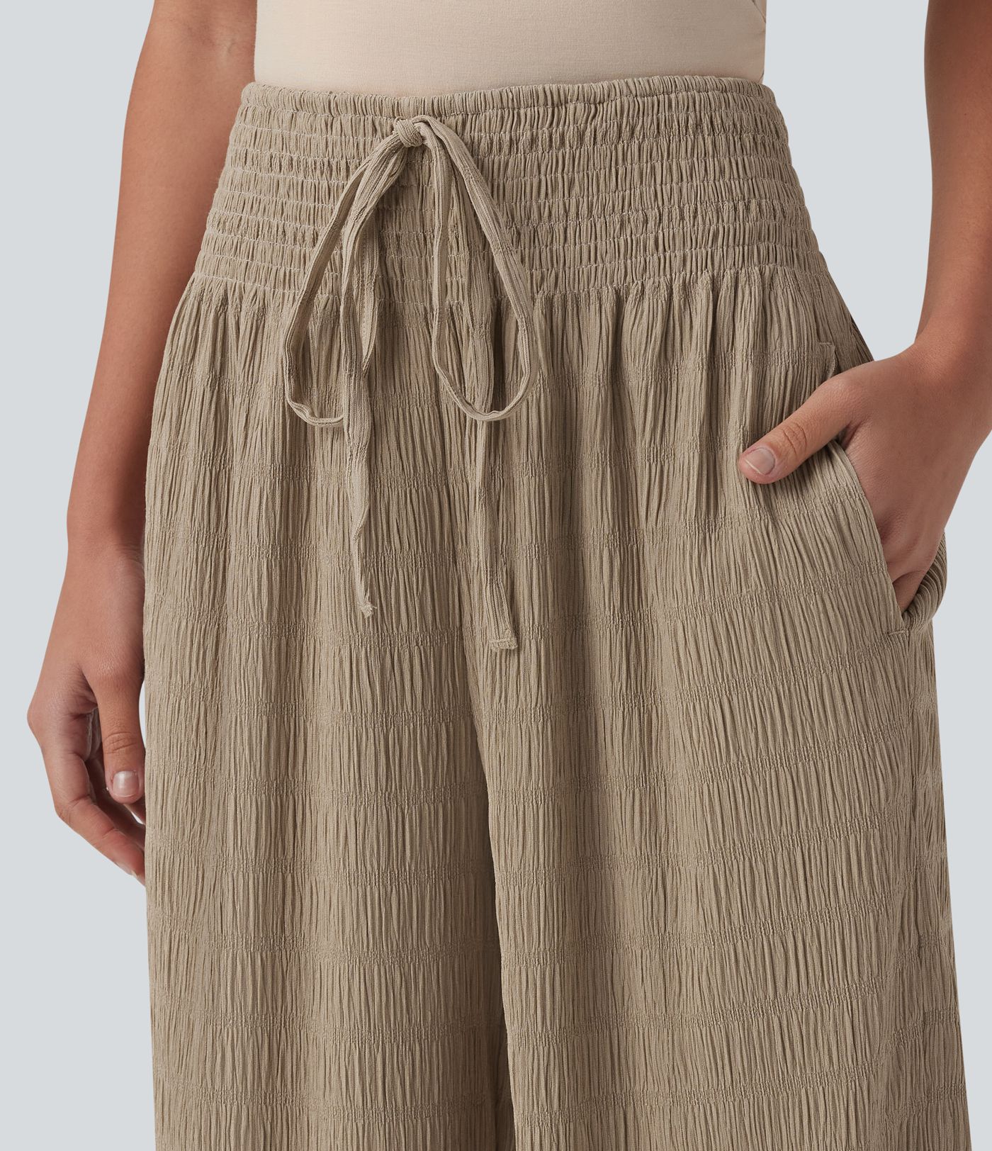 Wir sind verantwortlich für Resort-Hosen mit mittlerer Bundhöhe, strukturierter Oberfläche, Tunnelzug und Taschen