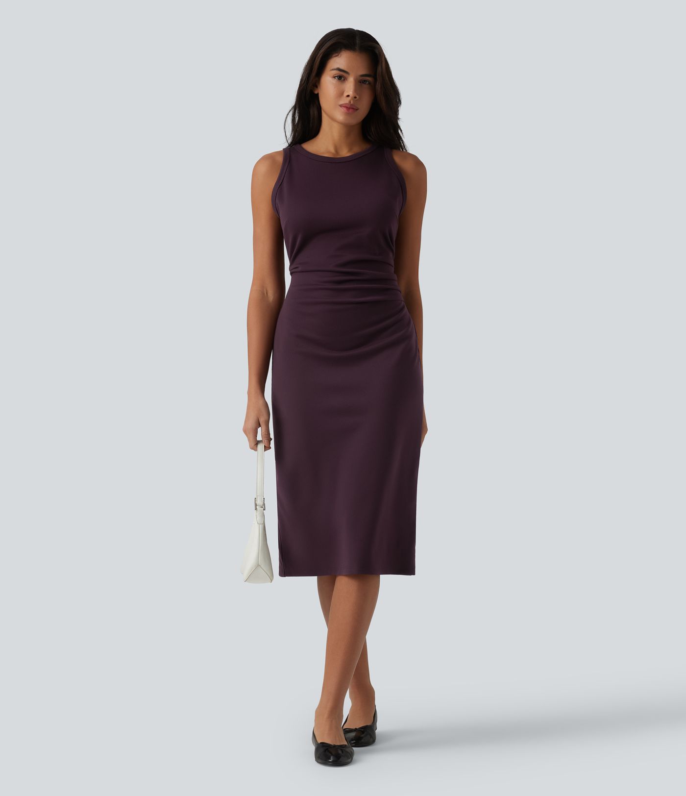 Ärmelloses, gerafftes, figurbetontes Midikleid mit Rundhalsausschnitt