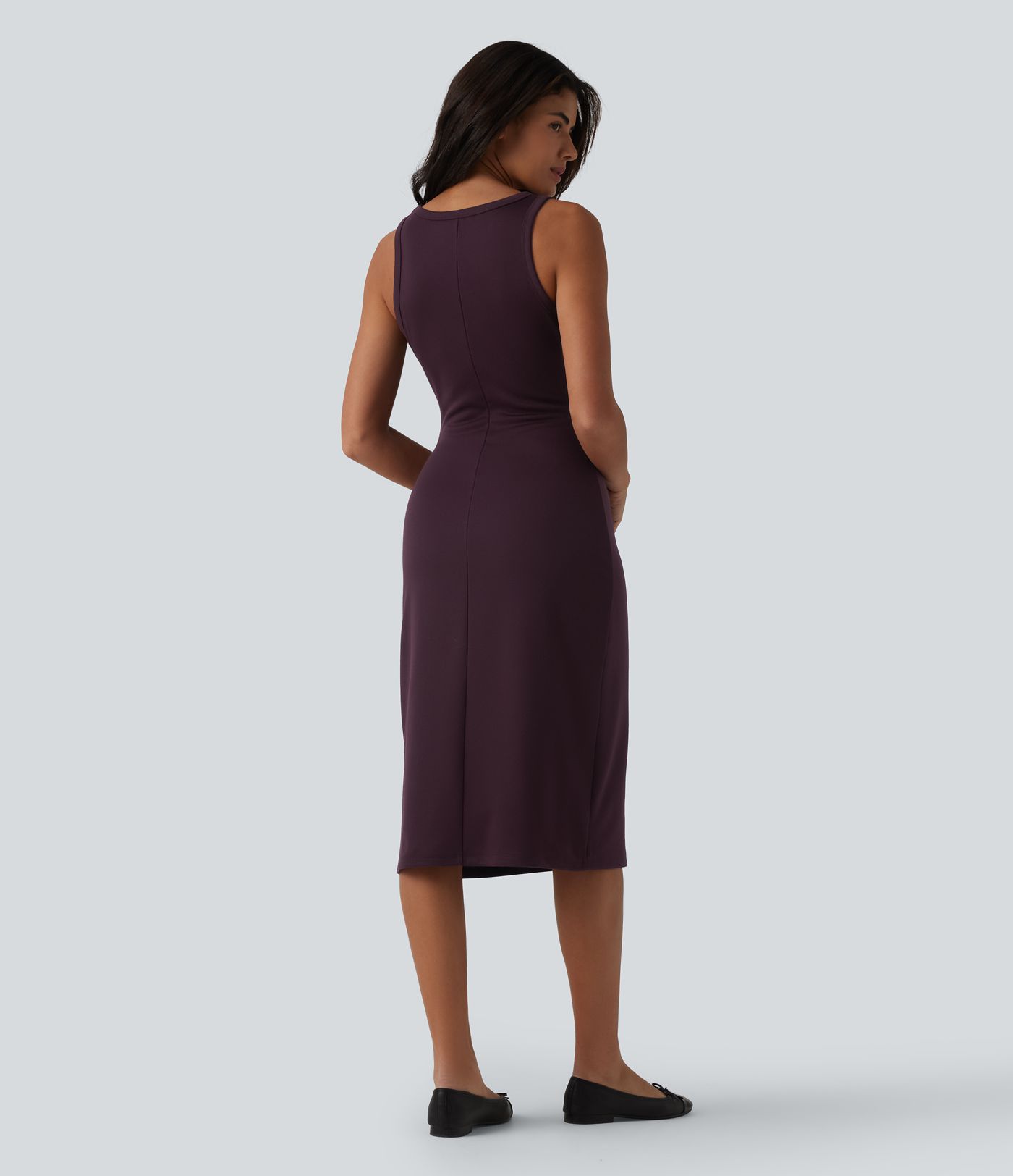 Ärmelloses, gerafftes, figurbetontes Midikleid mit Rundhalsausschnitt