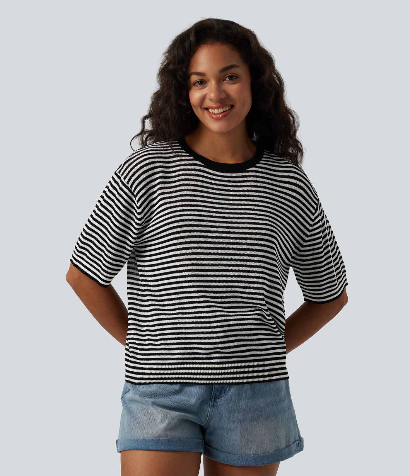 Casual linen-look sweater with a round neck and short sleeves