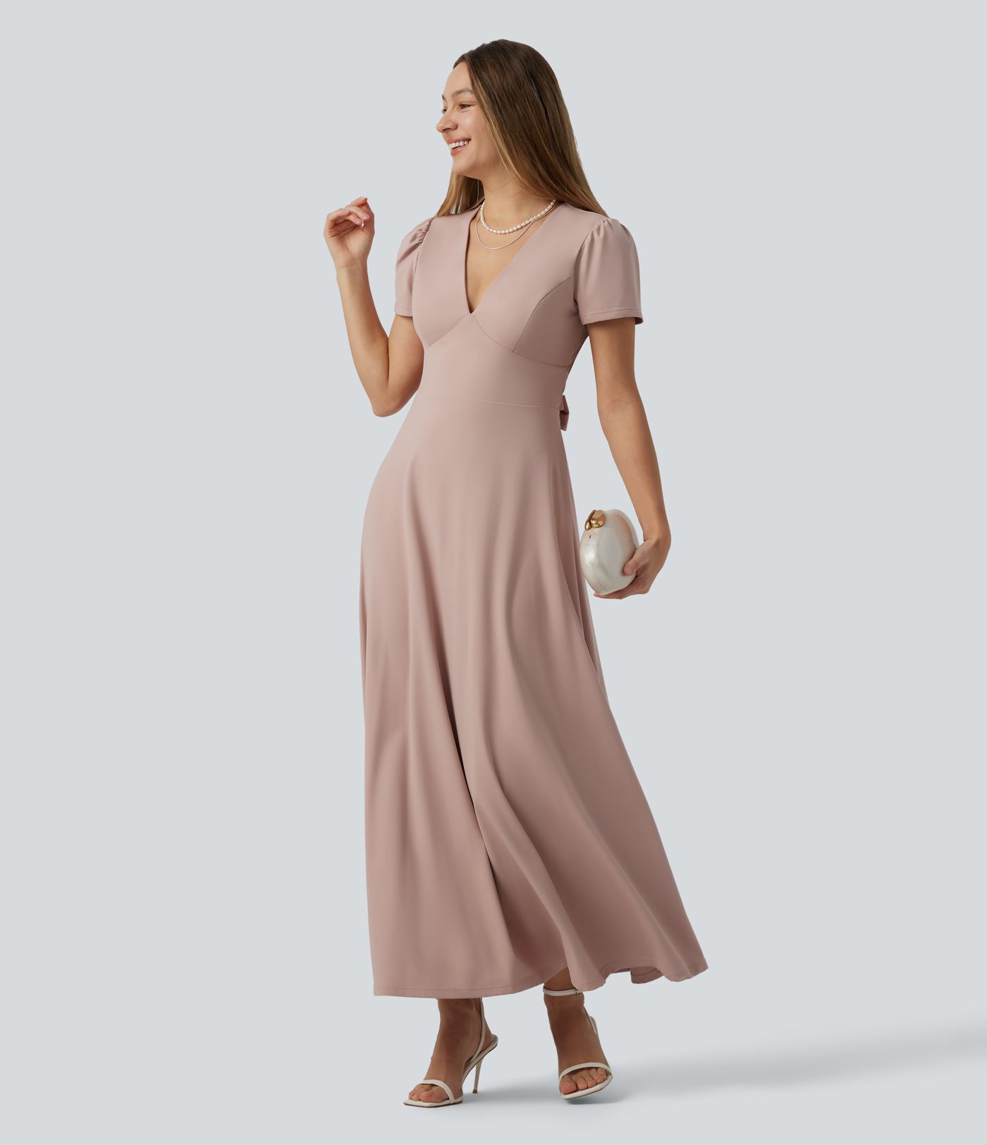 Robe mariage maxi fluide col V à manches courtes, dos nu avec lien noué et brassière intégrée