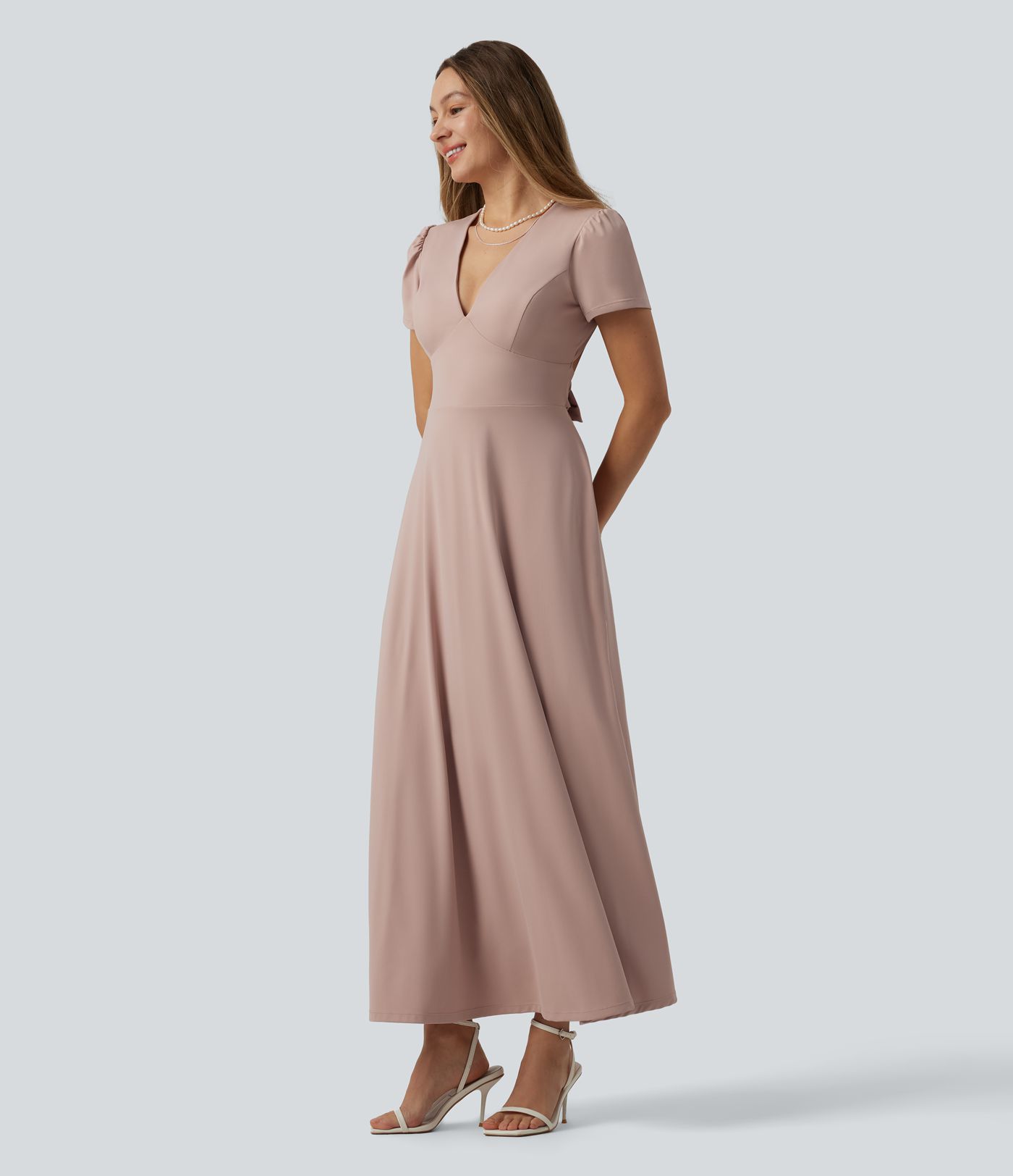Robe mariage maxi fluide col V à manches courtes, dos nu avec lien noué et brassière intégrée