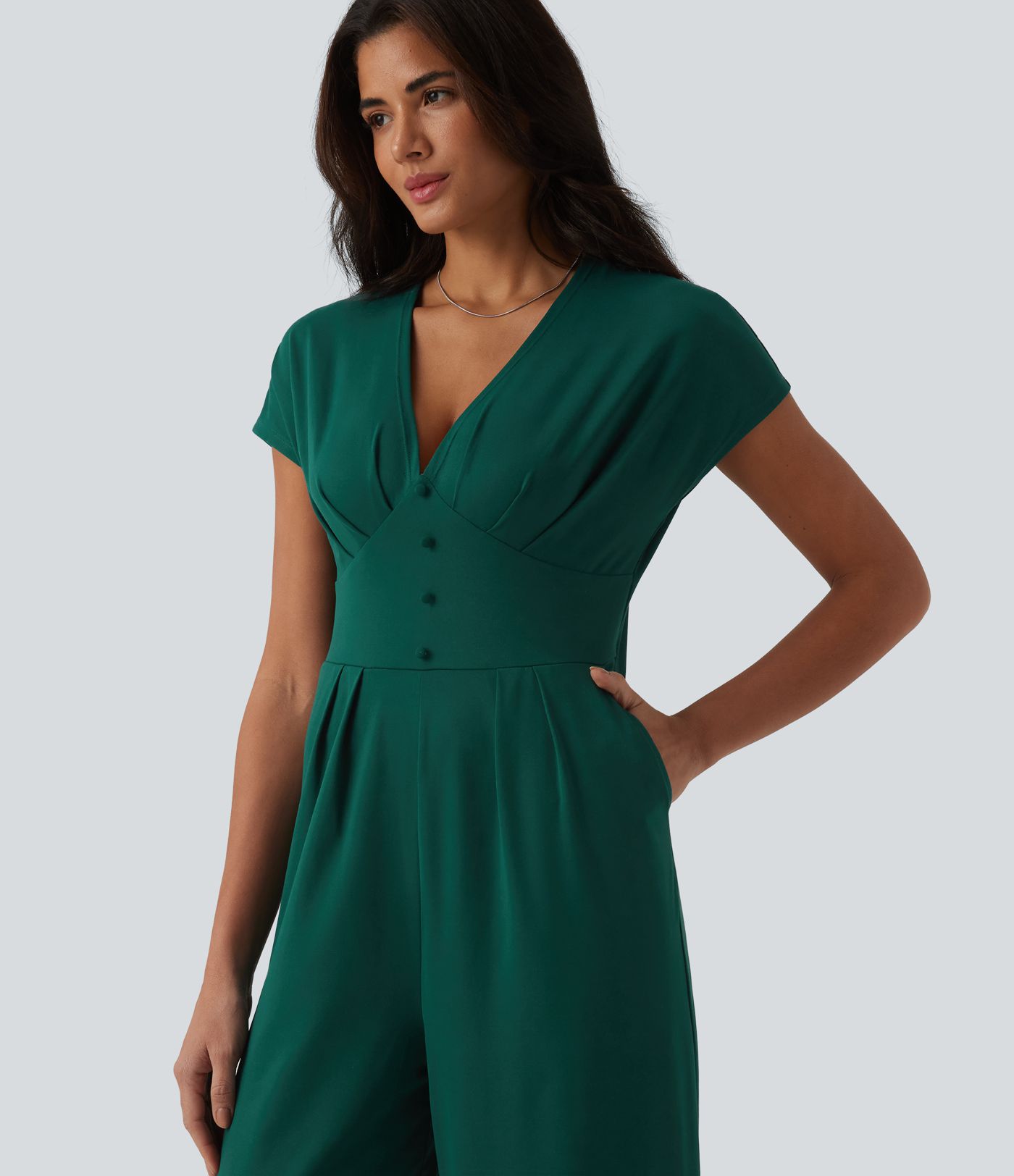 Lässiger Jumpsuit mit V-Ausschnitt, kurzen Ärmeln, weitem Bein und Taschen – Easy Peezy