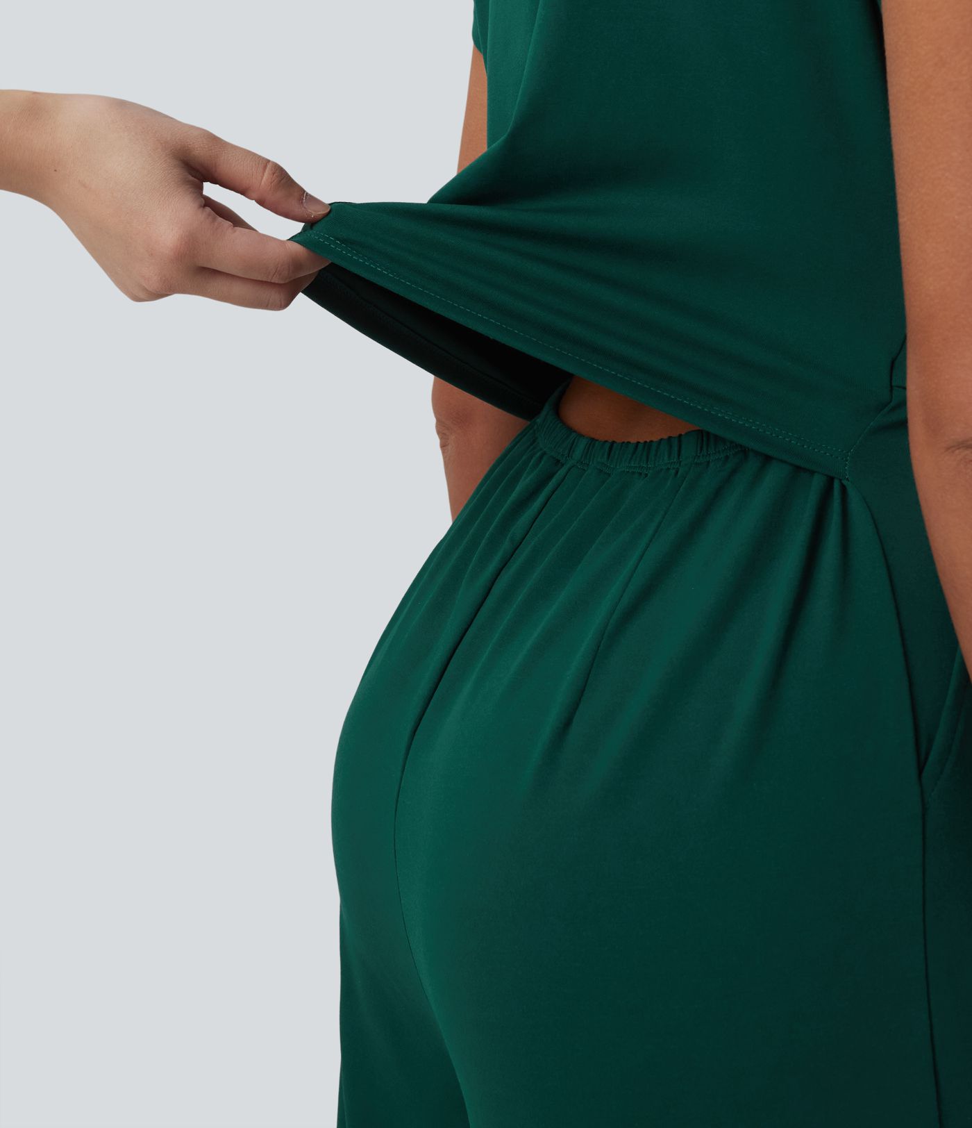 Lässiger Jumpsuit mit V-Ausschnitt, kurzen Ärmeln, weitem Bein und Taschen – Easy Peezy