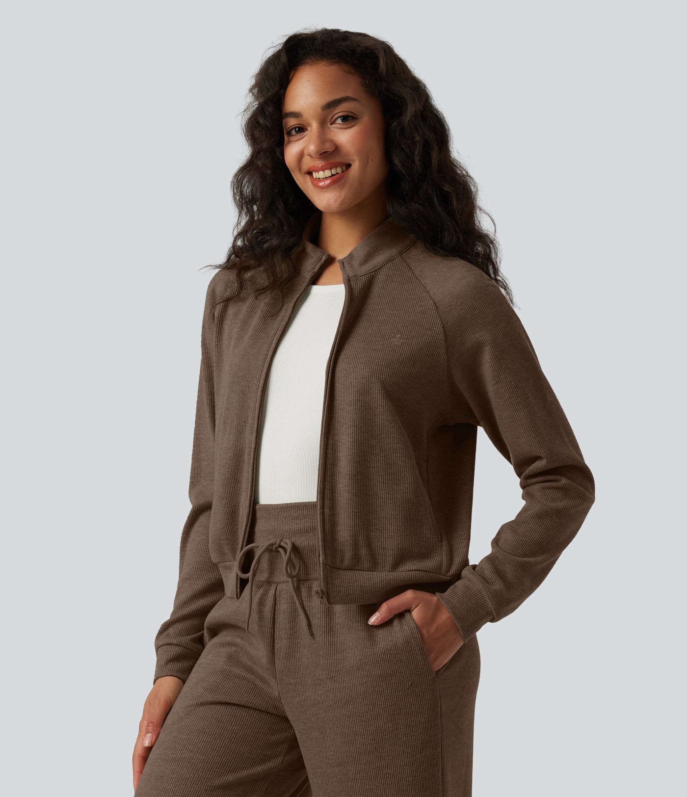Veste casual côtelée à col montant, manches longues et fermeture zippée avec poches Veste casual côtelée à col montant, manches longues et fermeture zippée avec poches
