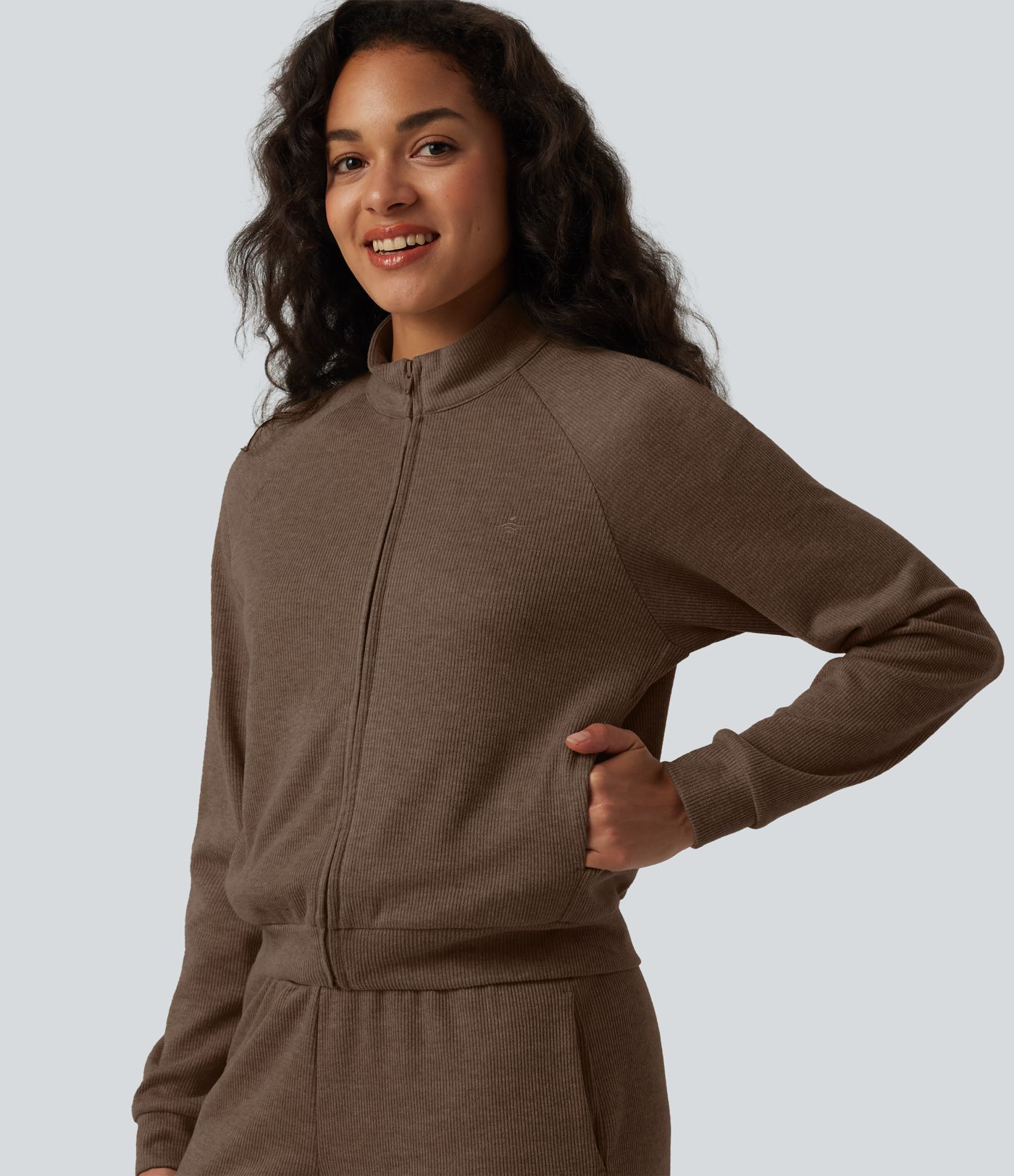 Veste casual côtelée à col montant, manches longues et fermeture zippée avec poches Veste casual côtelée à col montant, manches longues et fermeture zippée avec poches