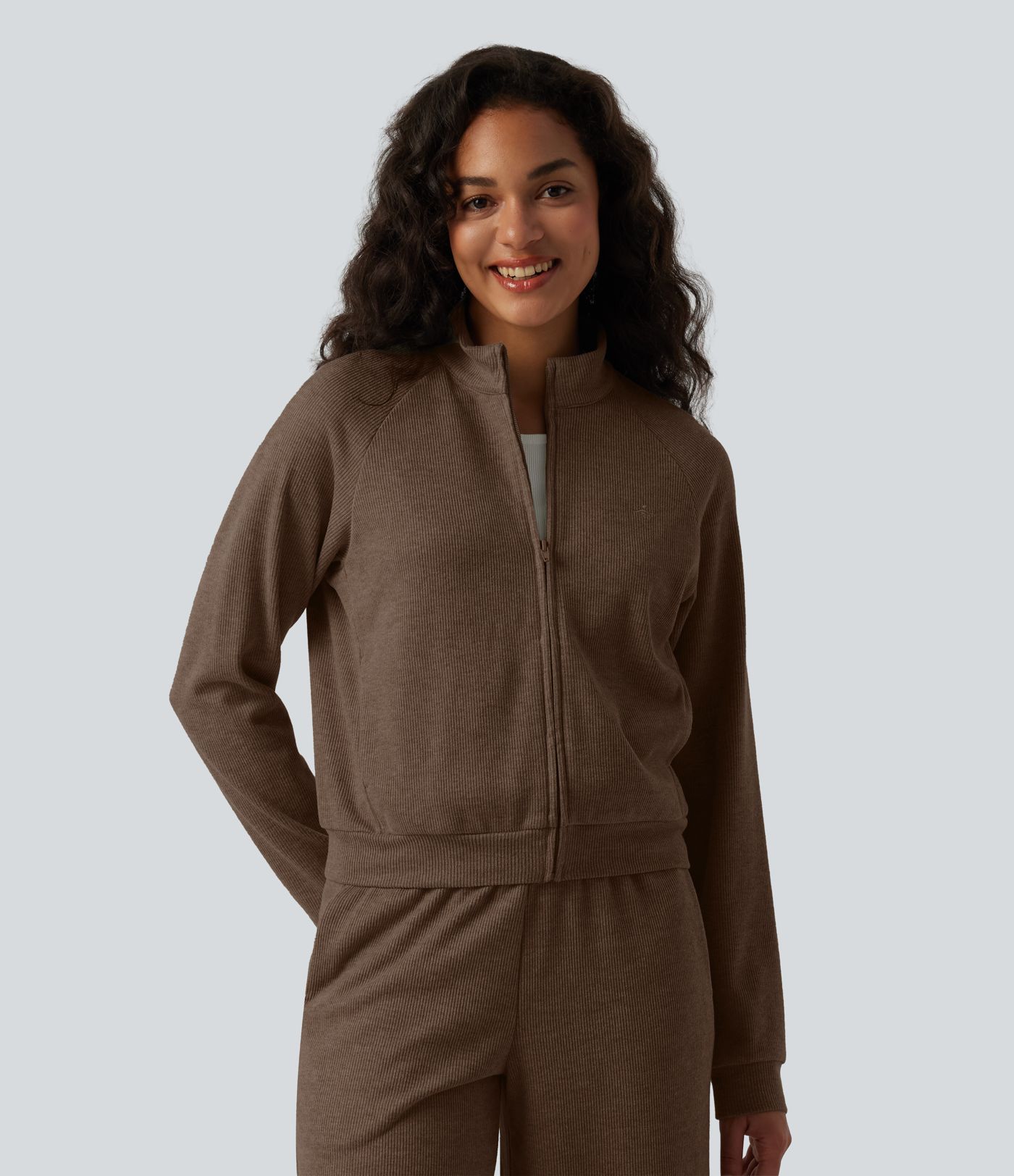 Veste casual côtelée à col montant, manches longues et fermeture zippée avec poches Veste casual côtelée à col montant, manches longues et fermeture zippée avec poches