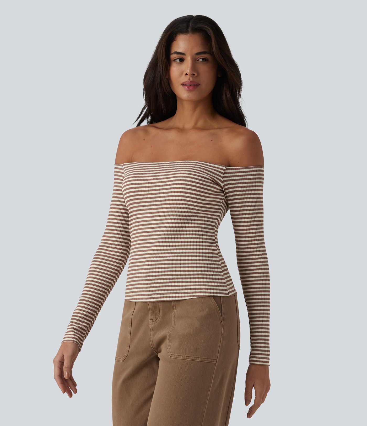 Geripptes Off-Shoulder-Top aus Strick mit langen Ärmeln, Streifen und integriertem BH