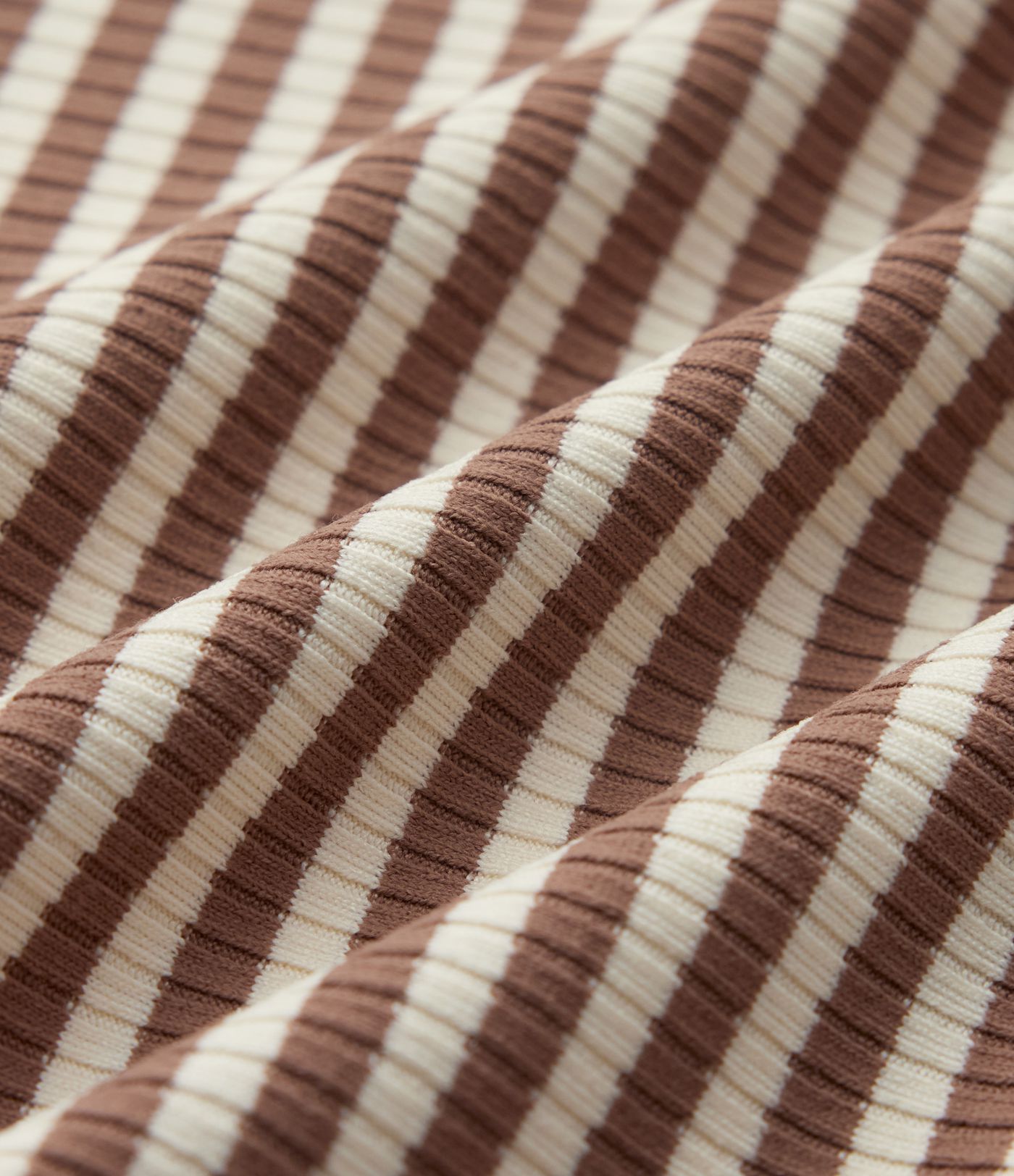 Geripptes Off-Shoulder-Top aus Strick mit langen Ärmeln, Streifen und integriertem BH