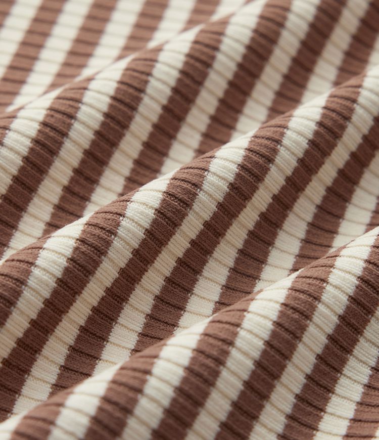 Geripptes Off-Shoulder-Top aus Strick mit langen Ärmeln, Streifen und integriertem BH