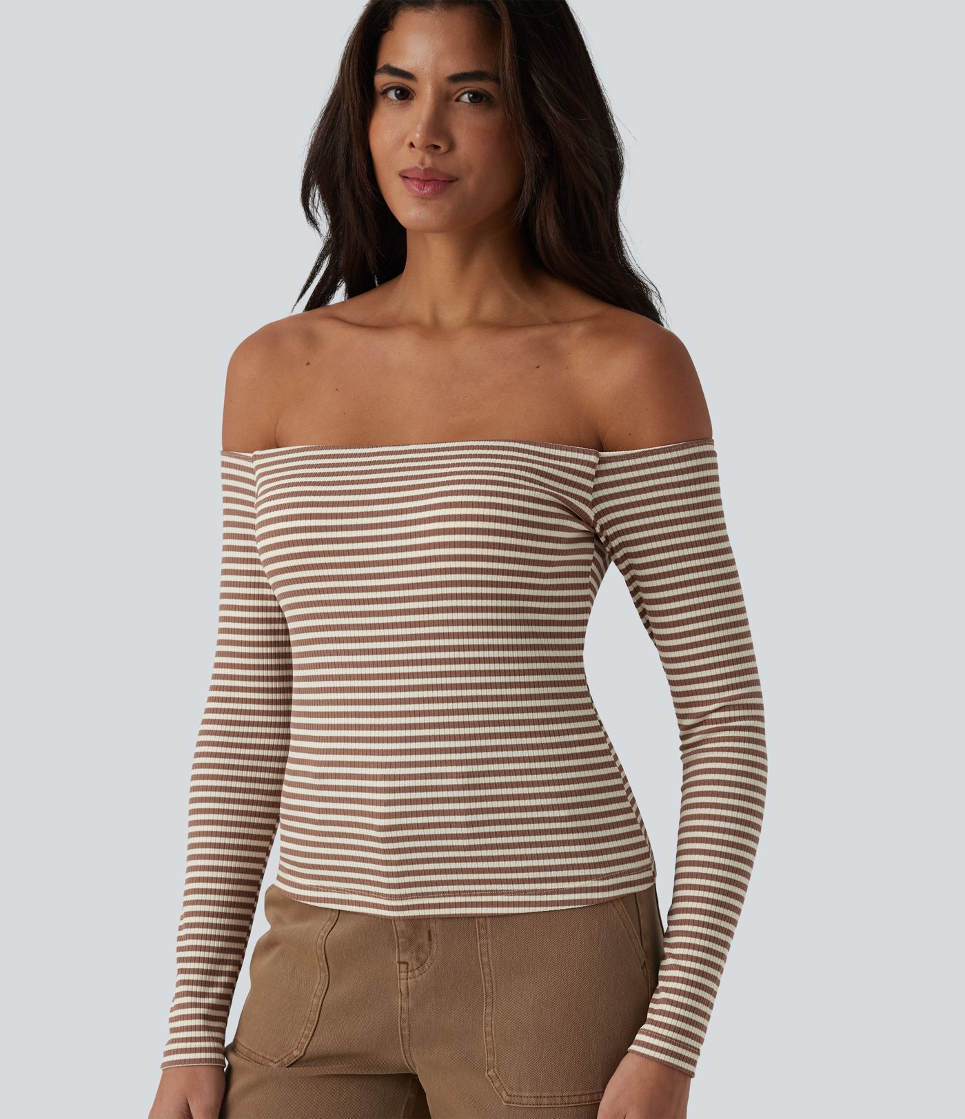 Geripptes Off-Shoulder-Top aus Strick mit langen Ärmeln, Streifen und integriertem BH