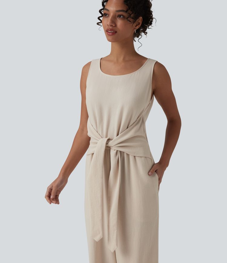 Afslappet ærmeløs jumpsuit med rund hals, bindebånd foran, linned-look og lommer — nemt som en leg