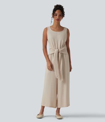 Afslappet ærmeløs jumpsuit med rund hals, bindebånd foran, linned-look og lommer — nemt som en leg