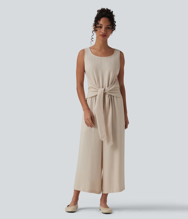 Afslappet ærmeløs jumpsuit med rund hals, bindebånd foran, linned-look og lommer — nemt som en leg