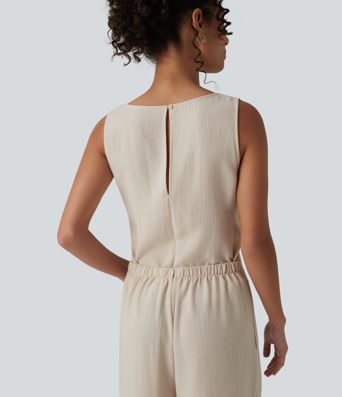 Afslappet ærmeløs jumpsuit med rund hals, bindebånd foran, linned-look og lommer — nemt som en leg