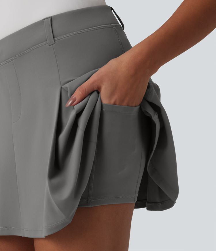 DayStretch - Plissierter 2-in-1 Golf-Minirock mit mittelhohem Crossover-Bund und mehreren Taschen DayStretch - Plissierter 2-in-1 Golf-Minirock mit mittelhohem Crossover-Bund und mehreren Taschen
